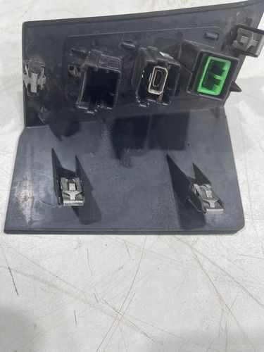 Painel Usb Aux Volvo Fh4 82303887 Original Usado Preto - foto 3